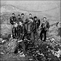 Harald Hauswald: 1982, Berlin-Prenzlauer Berg, Kastanienallee, courtyard, the first punks of East Berlin